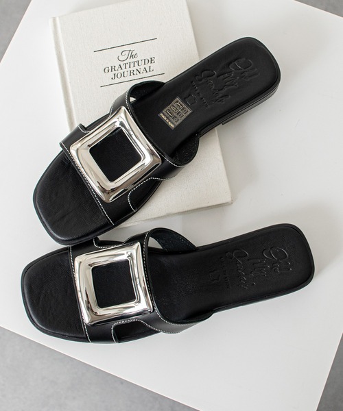 inter-chaussures(インターショシュール)の「【Oh my Sandals】メタルバックルフラットサンダル(E62301)(サンダル・レディース・ブラック/ホワイト/ライトグリーン/ブラウン・37/36/39/38/35)」の1枚目の写真