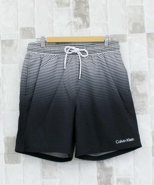 Calvin Klein(カルバン・クライン)の「CK グラデーションボーダーサーフパンツ ボードショーツ(水着・メンズ・ブラック・S/M/L/XL/XXL)」の2枚目の写真