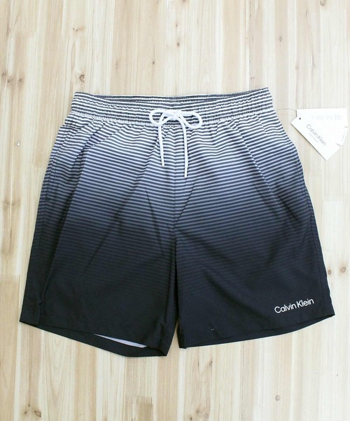 Calvin Klein(カルバン・クライン)の「CK グラデーションボーダーサーフパンツ ボードショーツ(水着・メンズ・ブラック・S/M/L/XL/XXL)」の4枚目の写真