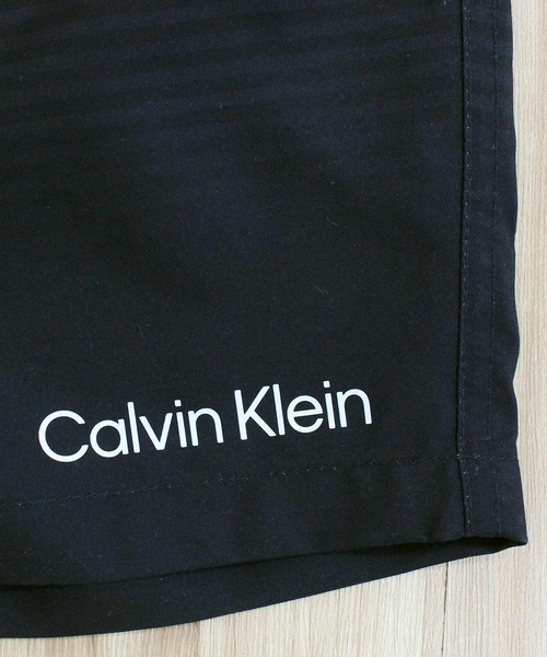 Calvin Klein(カルバン・クライン)の「CK グラデーションボーダーサーフパンツ ボードショーツ(水着・メンズ・ブラック・S/M/L/XL/XXL)」の8枚目の写真