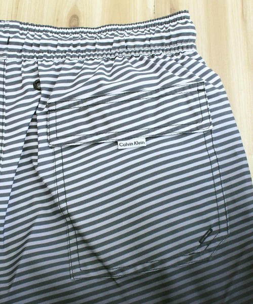 Calvin Klein(カルバン・クライン)の「CK グラデーションボーダーサーフパンツ ボードショーツ(水着・メンズ・ブラック・S/M/L/XL/XXL)」の9枚目の写真
