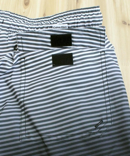 Calvin Klein(カルバン・クライン)の「CK グラデーションボーダーサーフパンツ ボードショーツ(水着・メンズ・ブラック・S/M/L/XL/XXL)」の10枚目の写真