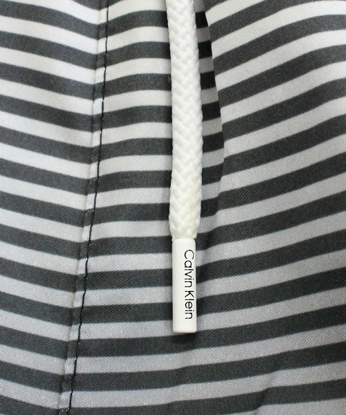 Calvin Klein(カルバン・クライン)の「CK グラデーションボーダーサーフパンツ ボードショーツ(水着・メンズ・ブラック・S/M/L/XL/XXL)」の13枚目の写真