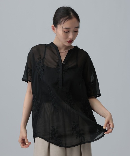 LEPSIM(レプシィム)の「3Dレースドルマンチュニック 672055(シャツ/ブラウス・レディース・ブラック/ブラウン/オフホワイト・FREE)」の2枚目の写真
