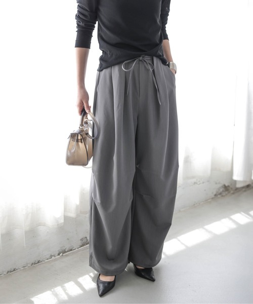 AMELY(エミリー)の「裾ドロスト タックワイドパンツ(その他パンツ・レディース・グレー/アイボリー/ブラック/ブラウン・フリー/C)」の4枚目の写真