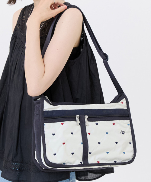 LeSportsac（レスポートサック）の「DELUXE EVERYDAY BAG トリコロールハートエンブロイダリー（ショルダーバッグ・レディース・ホワイト・FREE）」の2枚目の写真