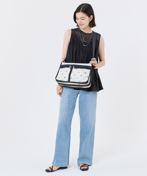 LeSportsac（レスポートサック）の「DELUXE EVERYDAY BAG トリコロールハートエンブロイダリー（ショルダーバッグ・レディース・ホワイト・FREE）」の3枚目の写真
