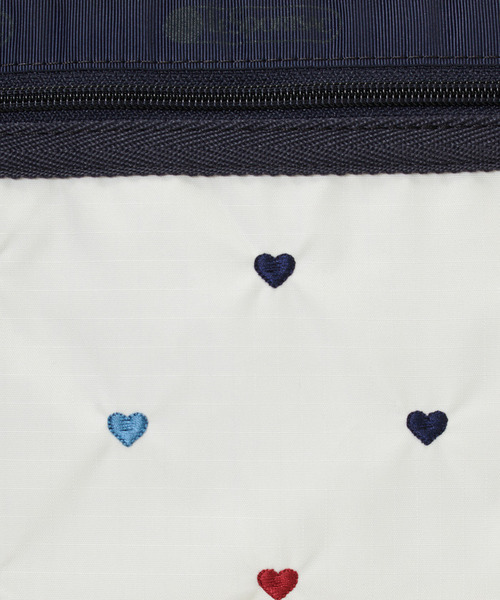LeSportsac（レスポートサック）の「DELUXE EVERYDAY BAG トリコロールハートエンブロイダリー（ショルダーバッグ・レディース・ホワイト・FREE）」の11枚目の写真