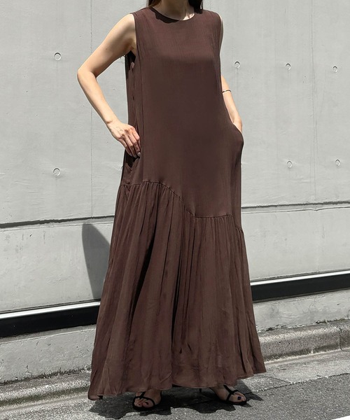 LOWO(ロワ)の「テンセルアシンメトリー裾ギャザーノースリーブロングワンピース(ワンピース・レディース・オフホワイト/ブラック/オレンジ/グリーン/ブラウン・FREE)」の3枚目の写真