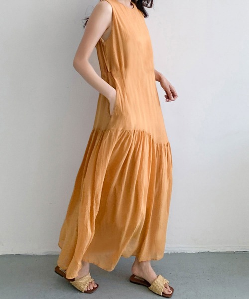LOWO(ロワ)の「テンセルアシンメトリー裾ギャザーノースリーブロングワンピース(ワンピース・レディース・オフホワイト/ブラック/オレンジ/グリーン/ブラウン・FREE)」の12枚目の写真