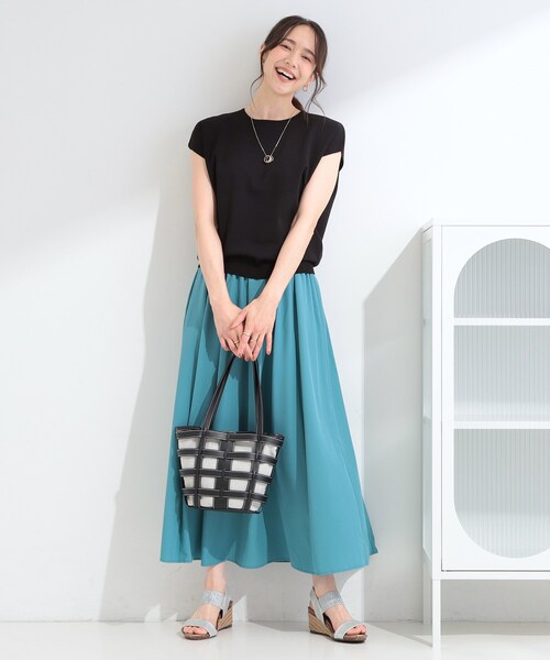SHOO・LA・RUE（シューラルー）の「【ひんやり/洗濯機可/S-LL】インせず着られる 大人シンプルサマーニット（ニット/セーター・レディース・ブラック/ナチュラル/ブルー系その他・03/04/01/02）」の6枚目の写真