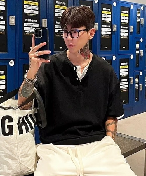 NOWLE（ノウル）の「【NOWLE】フェイクツーピース ヘンリーネック半袖 Tシャツ / スマートリラックス レイヤード トップス（Tシャツ/カットソー・メンズ・グレー/ブラック・LARGE/MEDIUM/X-LARGE）」の3枚目の写真