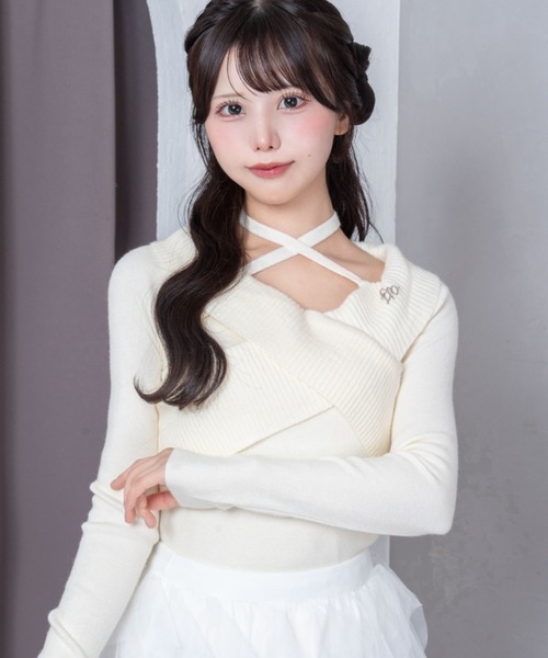 Mejoul(メジュール)の「【2026秋冬新作】ビジューブローチ付き クロスオフショルホルターリボンリブニットトップス(Tシャツ/カットソー・レディース・グレー/ライトブルー/アイボリー・F)」の1枚目の写真