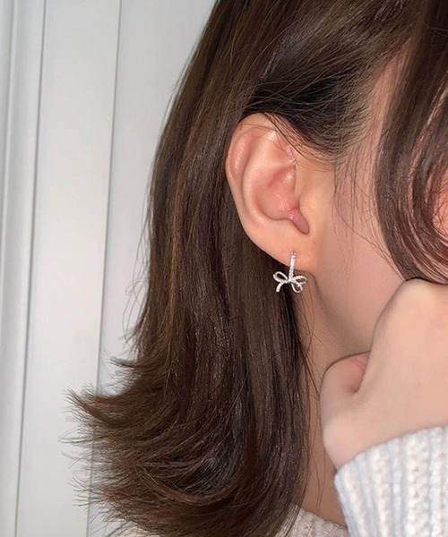 LA VORAGINE(ラ ヴォラジネ)の「ダイヤ敷き詰めリボンフープピアス アレルギー対応(ピアス(両耳用)・レディース・GOLD/Silver・FREE)」の2枚目の写真