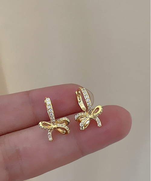 LA VORAGINE(ラ ヴォラジネ)の「ダイヤ敷き詰めリボンフープピアス アレルギー対応(ピアス(両耳用)・レディース・GOLD/Silver・FREE)」の1枚目の写真