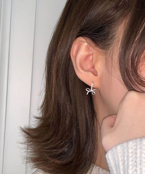 LA VORAGINE(ラ ヴォラジネ)の「ダイヤ敷き詰めリボンフープピアス アレルギー対応(ピアス(両耳用)・レディース・GOLD/Silver・FREE)」の4枚目の写真