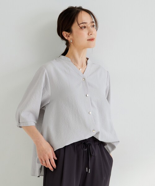 SHOO・LA・RUE(シューラルー)の「【S-LL/洗濯機可】金ボタンがアクセント 5分袖スキッパーブラウス(シャツ/ブラウス・レディース・ブルー/ライトグレー/ネイビー・01/02/03/04)」の4枚目の写真