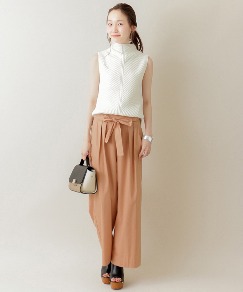 URBAN RESEARCH（アーバンリサーチ）の「UR ボトルネック畦ニットベスト（ベスト・レディース・オフホワイト/ベージュ/ネイビー・FREE）」の4枚目の写真