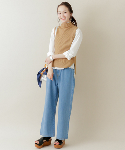 URBAN RESEARCH（アーバンリサーチ）の「UR ボトルネック畦ニットベスト（ベスト・レディース・オフホワイト/ベージュ/ネイビー・FREE）」の5枚目の写真