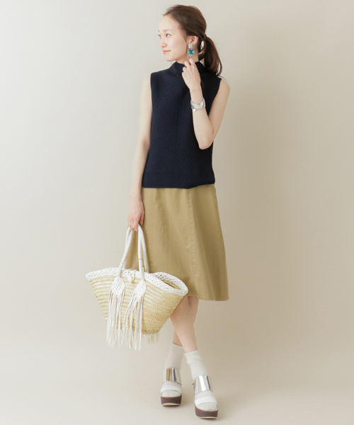 URBAN RESEARCH（アーバンリサーチ）の「UR ボトルネック畦ニットベスト（ベスト・レディース・オフホワイト/ベージュ/ネイビー・FREE）」の6枚目の写真