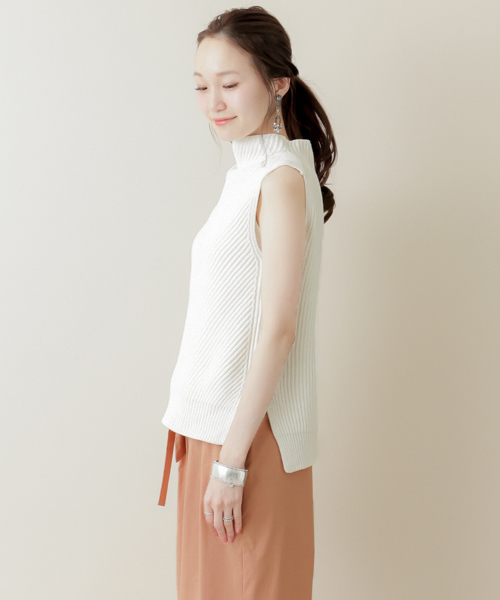URBAN RESEARCH（アーバンリサーチ）の「UR ボトルネック畦ニットベスト（ベスト・レディース・オフホワイト/ベージュ/ネイビー・FREE）」の8枚目の写真