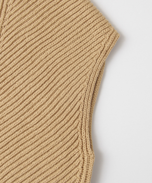 URBAN RESEARCH（アーバンリサーチ）の「UR ボトルネック畦ニットベスト（ベスト・レディース・オフホワイト/ベージュ/ネイビー・FREE）」の12枚目の写真