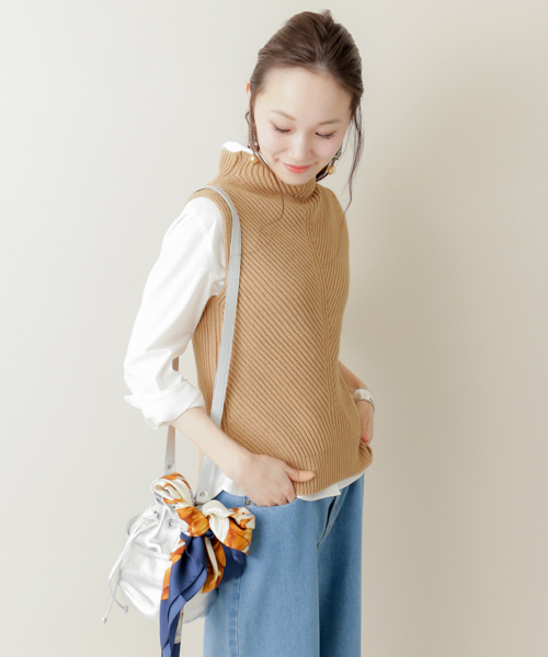 URBAN RESEARCH（アーバンリサーチ）の「UR ボトルネック畦ニットベスト（ベスト・レディース・オフホワイト/ベージュ/ネイビー・FREE）」の17枚目の写真