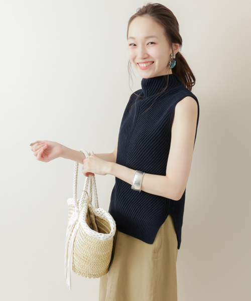 URBAN RESEARCH（アーバンリサーチ）の「UR ボトルネック畦ニットベスト（ベスト・レディース・オフホワイト/ベージュ/ネイビー・FREE）」の18枚目の写真