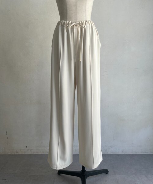 Jena espace merveilleux(ジェナ エスパスメルヴェイユ)の「【WEB限定新色登場!】【6色展開・3サイズ展開カラー有】トロミイージーパンツ2(その他パンツ・レディース・アイボリー/ベージュ/モカ/チャコールグレー/ブラック/グレー・2/1/0)」の13枚目の写真