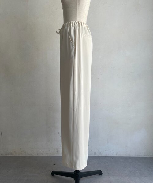 Jena espace merveilleux(ジェナ エスパスメルヴェイユ)の「【WEB限定新色登場!】【6色展開・3サイズ展開カラー有】トロミイージーパンツ2(その他パンツ・レディース・アイボリー/ベージュ/モカ/チャコールグレー/ブラック/グレー・2/1/0)」の15枚目の写真
