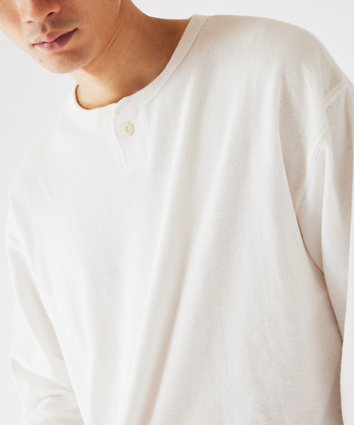 JOURNAL STANDARD relume(ジャーナルスタンダード レリューム)の「ブロック インレイ 1ボタン ヘンリーネック(Tシャツ/カットソー・メンズ・ホワイト/チャコールグレー/ネイビー・LARGE/MEDIUM)」の2枚目の写真