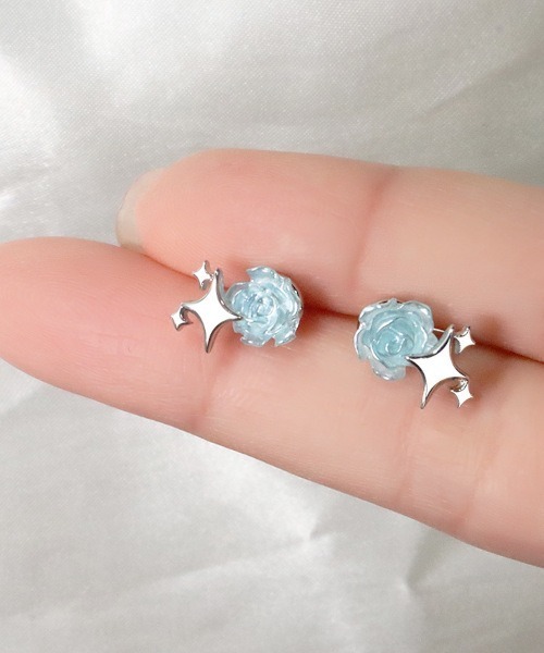 MASHIRO(マシロ)の「カラーローズモチーフスターダストペアピアス(MA/EK172)(ピアス(両耳用)・レディース・ブラック/ピンク/ブルー/ホワイト・FREE)」の7枚目の写真