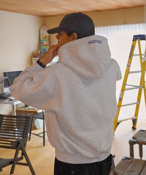 FFEIN(フェイン)の「*新色追加【FFEIN(フェイン)】ヘビーウエイトぼかしロゴ立体フードジップパーカー / パーカー 裏起毛 ジップ 刺繍 ロゴ フーディ ダブルジップ(パーカー・メンズ・ネイビー/ワイン/アッシュグレー/ダークブラウン/ブラック・MEDIUM/LARGE/SMALL)」の8枚目の写真