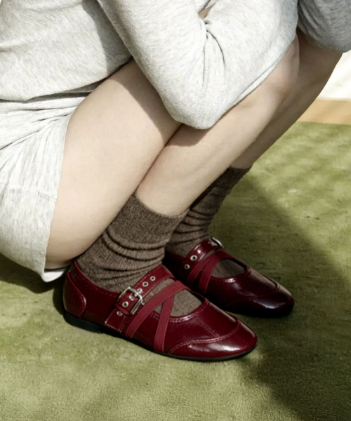 SPUR(シュプール)の「Xストラップ ベルト付きバレエフラット -WA9002 (3色)(バレエシューズ・レディース・アイボリー/バーガンディー/ブラック・22.5cm/23cm/23.5cm/24cm/24.5cm/25cm)」の5枚目の写真