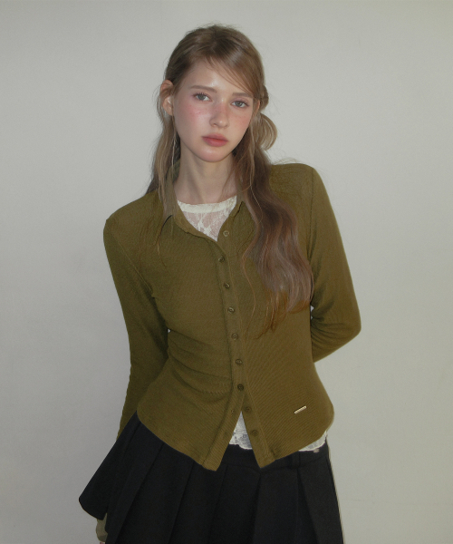 TWEE（トゥウィー）の「A TOUTE HEURE ベーシック襟付き長袖Tシャツ（Tシャツ/カットソー・レディース・ブラック/カーキ/アイボリー・FREE）」の7枚目の写真