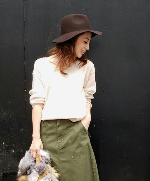 Ungrid（アングリッド）の「片畔Vネックニット（ニット/セーター・レディース・オフホワイト/ブルー/ライトグレー/キャメル/レッド/ブラック・FREE）」の2枚目の写真