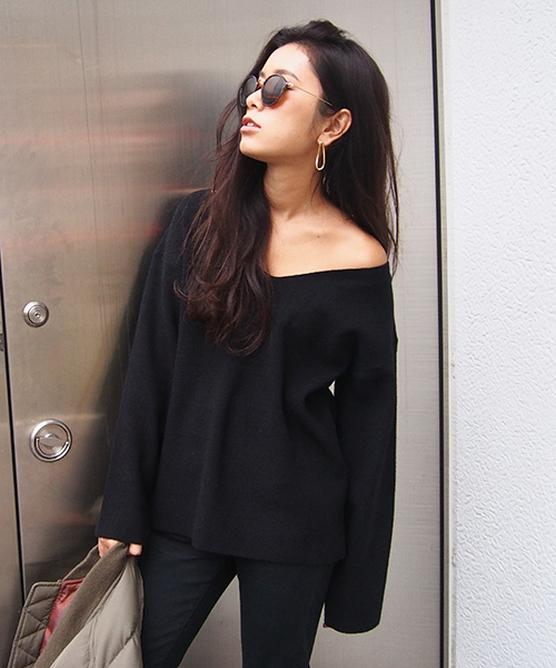 Ungrid（アングリッド）の「片畔Vネックニット（ニット/セーター・レディース・オフホワイト/ブルー/ライトグレー/キャメル/レッド/ブラック・FREE）」の3枚目の写真