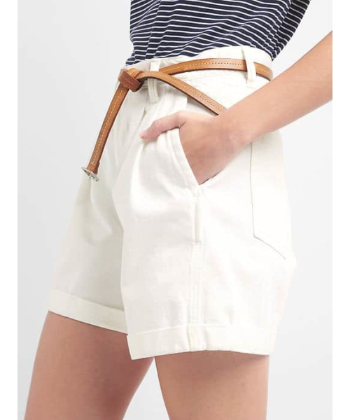 GAP（ギャップ）の「Gap ハイライズ デニム プリーツショートパンツ（デニムパンツ・レディース・ホワイト・29inch/23inch/24inch/25inch/26inch/28inch/27inch）」の2枚目の写真