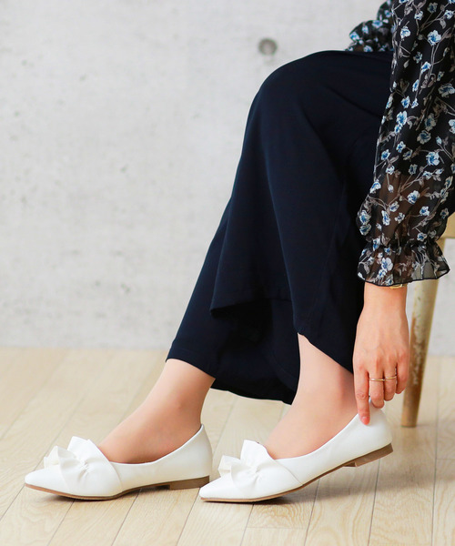 menue(メヌエ)の「イイ女ポインテッド ポインテッドトゥ フリル パンプス(パンプス・レディース・ブラック/ネイビー/グレー系その他/グレイッシュベージュ/ピンク/ホワイト/レッド/ブラック系その他/ピンク系その他/グレー系その他2/ピンクベージュ/ダークグレー/ワインレッド/その他/ライトグレー/チェック/その他1/チャコール/グレー/レオパード・24.5cm/22.0cm/23.0cm/25.0cm/22.5cm/23.5cm/24.0cm/21.5cm/25.5cm/26.0cm/21.0cm/26.5cm)」の2枚目の写真