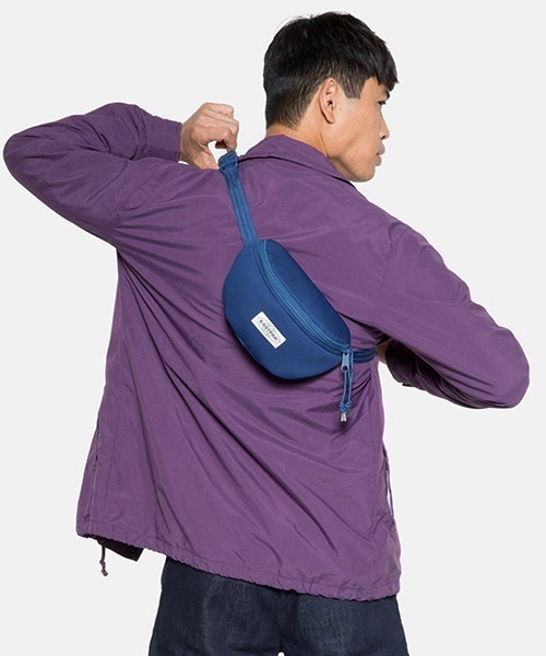 EASTPAK(イーストパック )の「SPRINGER SWEATER LOVE ショルダー(ショルダーバッグ)」|ブルー