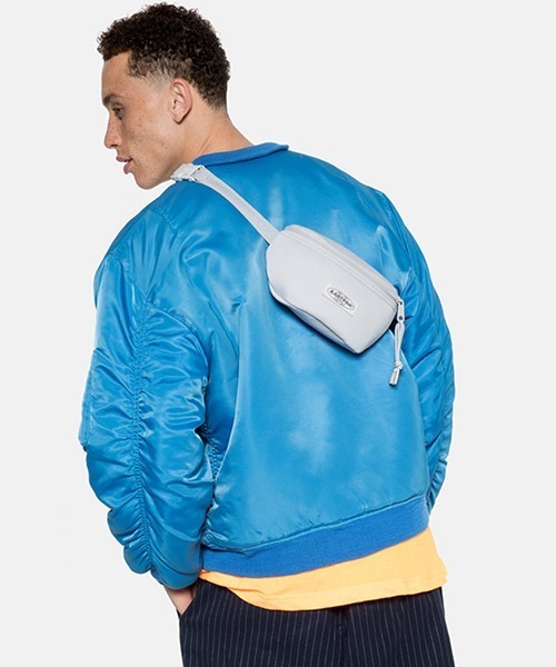 EASTPAK(イーストパック )の「SPRINGER SWEATER LOVE ショルダー(ショルダーバッグ)」|ライトグレー