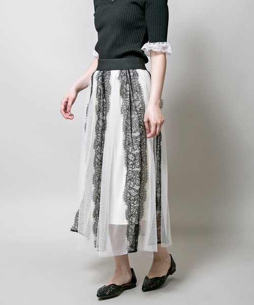 MILLION CARATS(ミリオンカラッツ)の「レースを縦にあしらったフェミニンな印象を与えてくれるチュール×レースストライプスカート(スカート・レディース・ピンク/ブラック/オフホワイト・FREE)」の4枚目の写真