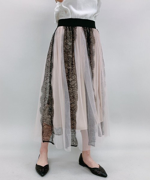 MILLION CARATS(ミリオンカラッツ)の「レースを縦にあしらったフェミニンな印象を与えてくれるチュール×レースストライプスカート(スカート・レディース・ピンク/ブラック/オフホワイト・FREE)」の10枚目の写真