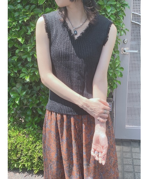 one way（ワンウェイ）の「フリンジノースリーブニット（ニット/セーター・レディース・ベージュ/ブラック/オレンジ/ライトブラウン/ブラウン系その他・FREE）」の11枚目の写真