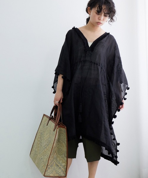 ADAM ET ROPE'（アダムエロペ）の「【BENARAS by CITRUS】 Cmodified Shorter w/ponpon（ワンピース・レディース・ホワイト/ブラック・1）」の2枚目の写真