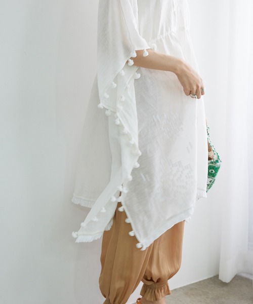 ADAM ET ROPE'（アダムエロペ）の「【BENARAS by CITRUS】 Cmodified Shorter w/ponpon（ワンピース・レディース・ホワイト/ブラック・1）」の5枚目の写真