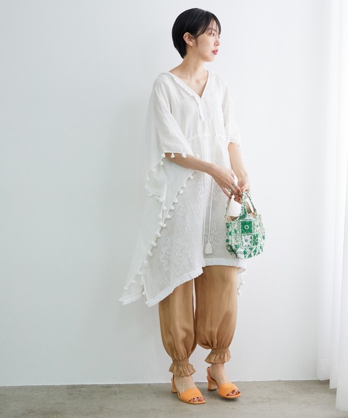 ADAM ET ROPE'（アダムエロペ）の「【BENARAS by CITRUS】 Cmodified Shorter w/ponpon（ワンピース・レディース・ホワイト/ブラック・1）」の3枚目の写真