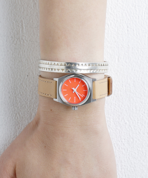 NIXON(ニクソン)の「THE SMALL TIME TELLER LEATHER(アナログ腕時計・レディース・ブラック×ゴールド/ピンクゴールド/その他/その他1/コーラル/ゴールド系その他/ホワイト×ネイビー/ブラウン系その他/ターコイズブルー/イエロー系その他/ピンク系その他/その他2/その他3/ブラック×ブルー/ホワイト系その他/その他35・FREE/SMALL)」の13枚目の写真