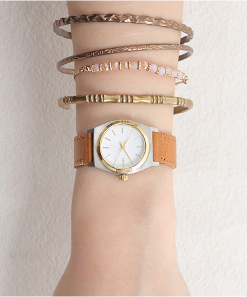 NIXON(ニクソン)の「THE SMALL TIME TELLER LEATHER(アナログ腕時計・レディース・ブラック×ゴールド/ピンクゴールド/その他/その他1/コーラル/ゴールド系その他/ホワイト×ネイビー/ブラウン系その他/ターコイズブルー/イエロー系その他/ピンク系その他/その他2/その他3/ブラック×ブルー/ホワイト系その他/その他35・FREE/SMALL)」の2枚目の写真