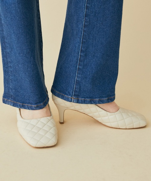 MADEMOISELLE ROPE'(マドモアゼル ロペ)の「【秋まで使える】キルティングスクエアトゥパンプス(パンプス・レディース・オフホワイト/ブラック・35.5/36.5/37.5)」の2枚目の写真